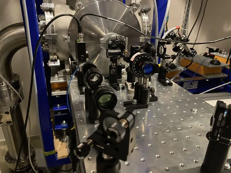 Optical setup and vacuum chamber