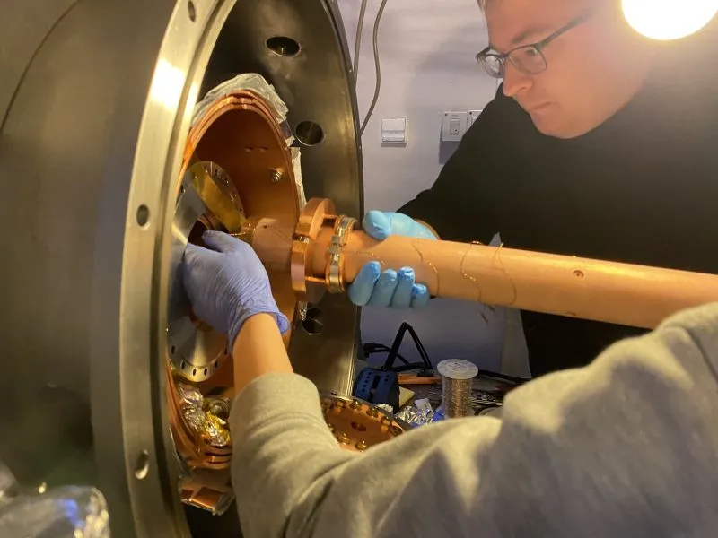 Assembly of a cryogenic experimental apparatus