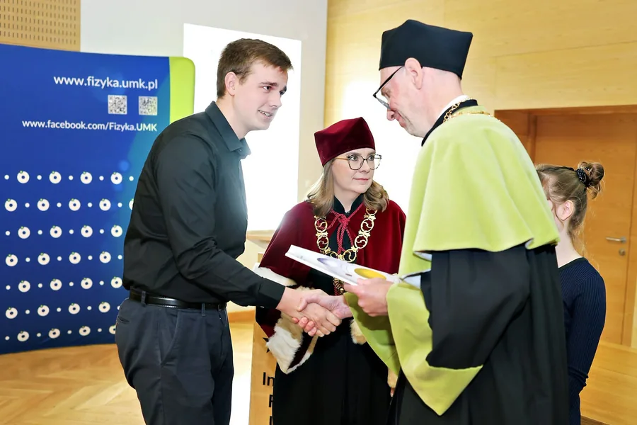 Dariusz Kierski receives his award from the Dean, with Vice-Rector M. Wałachowska and B. Jezierska in the background