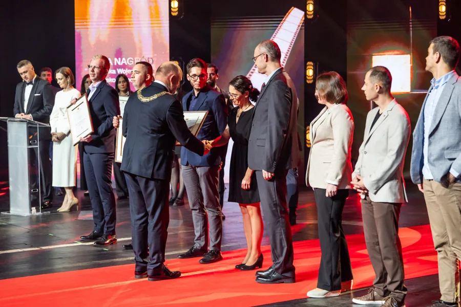 A member of the NCU research team receiving a distinction from the Marshal