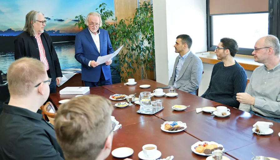 University authorities meeting with researchers from the Institute of Physics