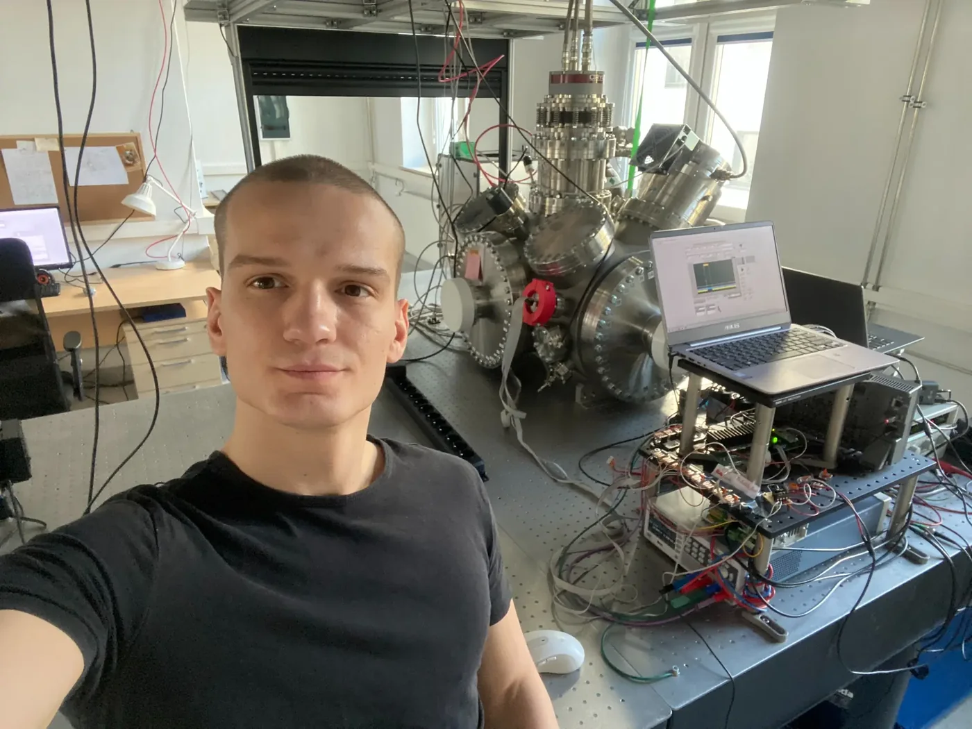 Kamil Leon Sołtys with a vacuum apparatus in the laboratory