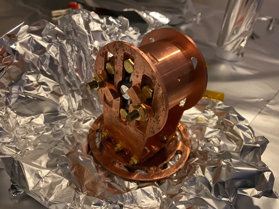 Cryogenic mirror actuator with its copper housing and flexible thermal straps