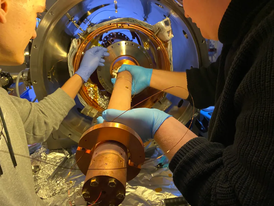 Assembly of the cryogenic cavity inside the vacuum chamber