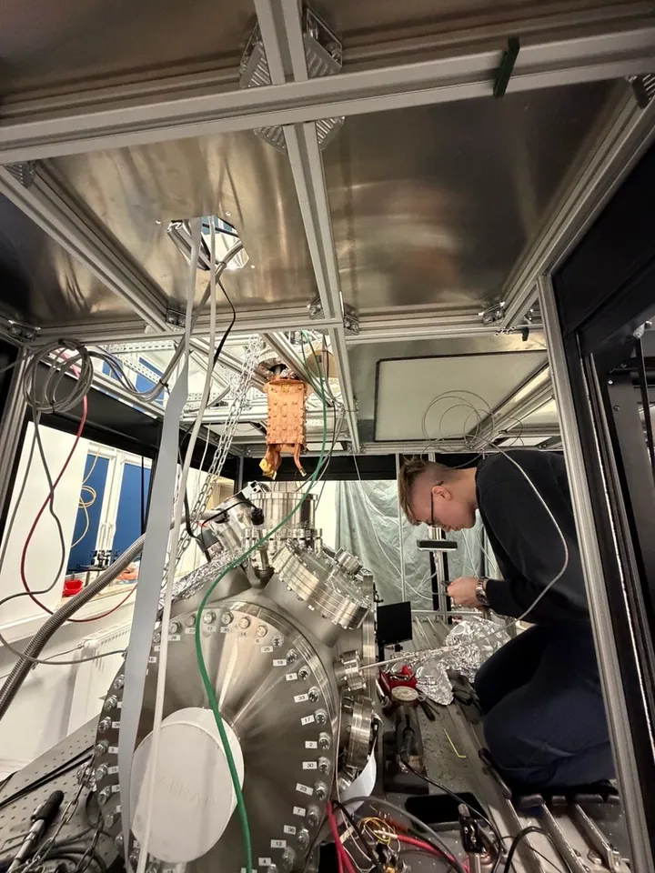 Working on the vacuum chamber and its optical components