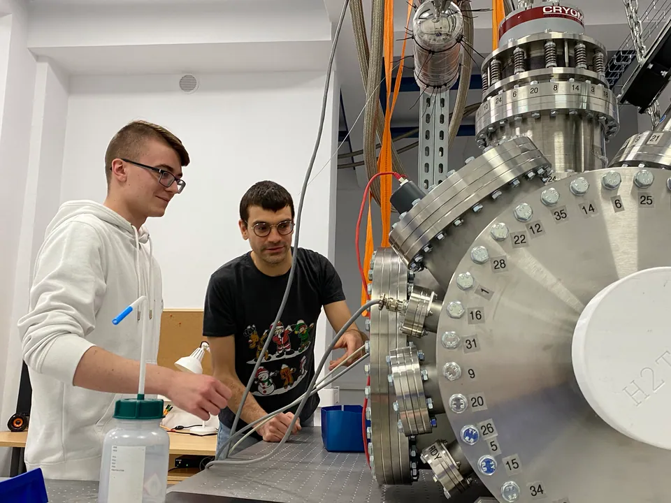 Working together on the cryogenic vacuum chamber