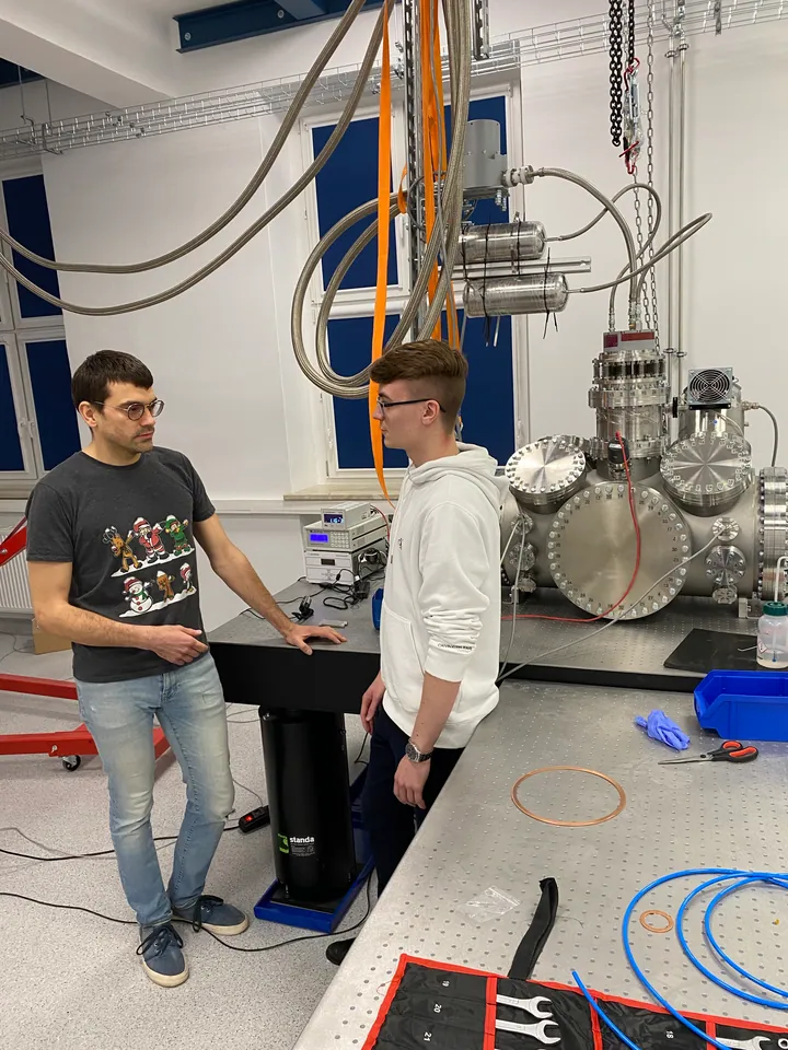 Discussing the experimental setup in the laboratory