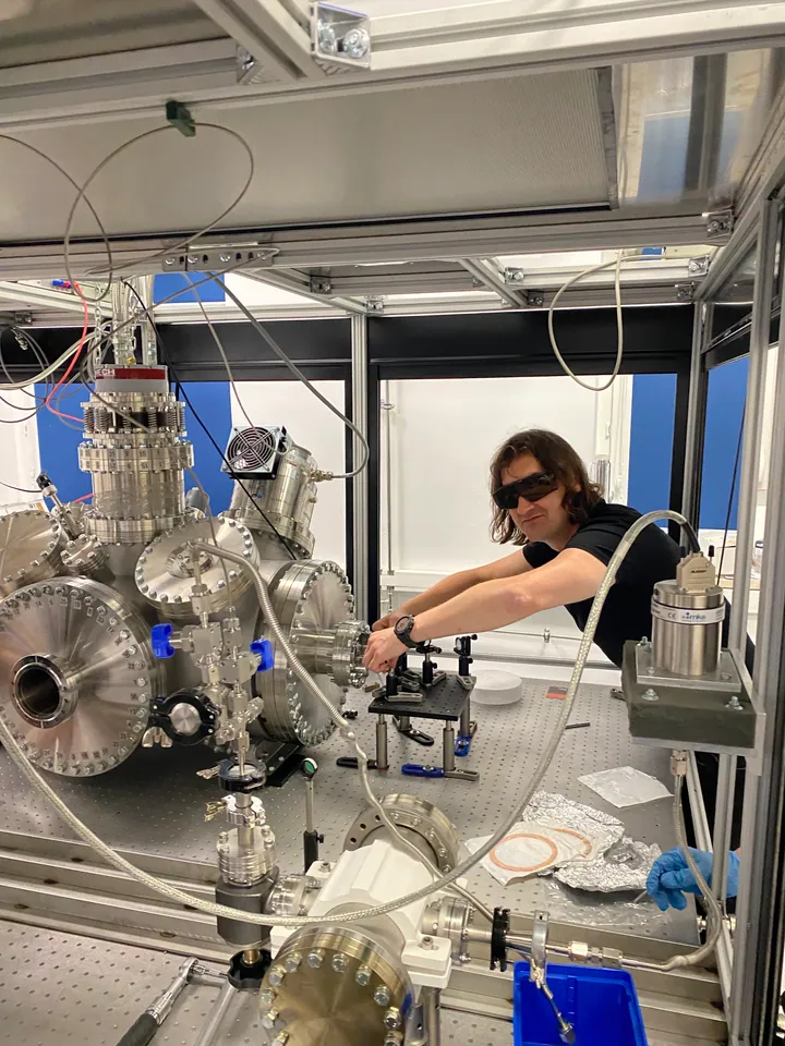 Aligning optical components beside the vacuum chamber