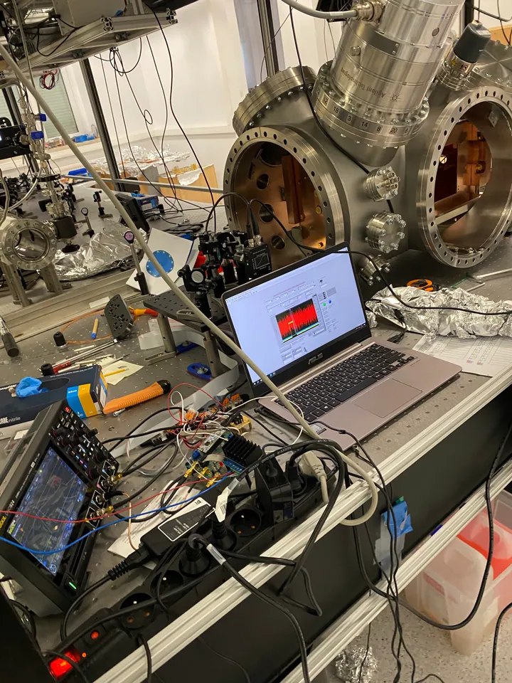 Measurement software and electronics beside the open chamber