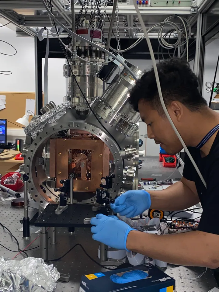 Adjusting optical components in front of the open cryogenic chamber