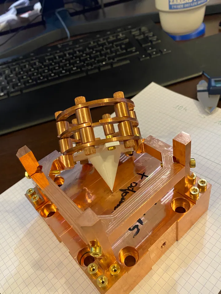 Close-up of the copper support and alignment assembly