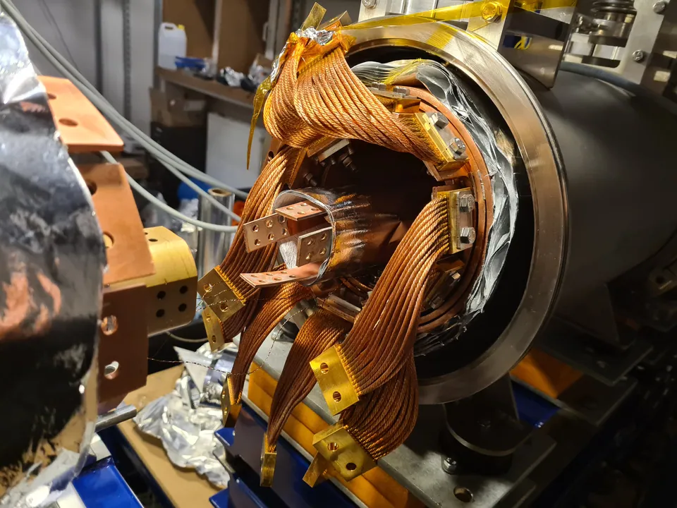 Flexible copper straps connecting the cavity assembly to the cooling system