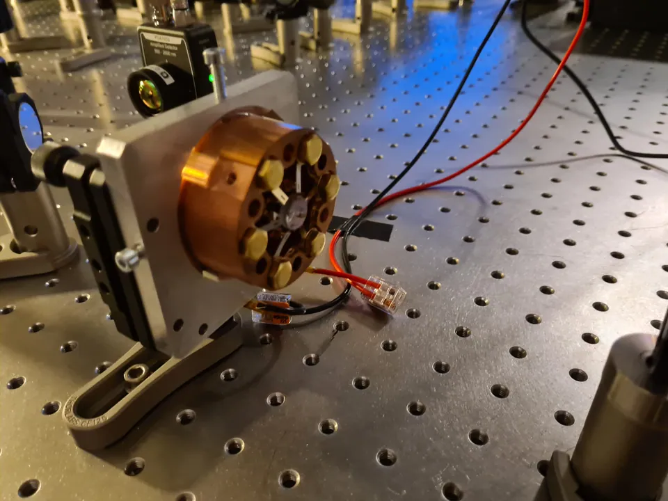 Mirror actuator mounted on the optical table