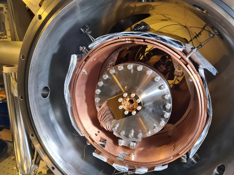 Mirror assembly and thermal links inside the cryogenic chamber